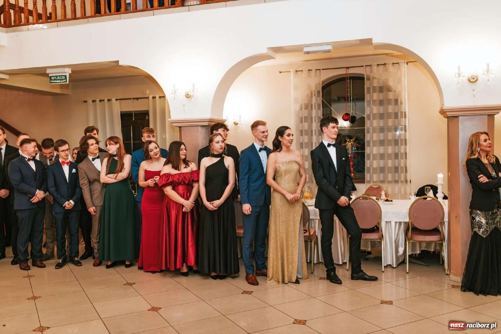 Zdjęcie w galerii na portalu naszraciborz.pl: Bal studniówkowy raciborskiego Mickiewicza na bis! wiadomości z regionu