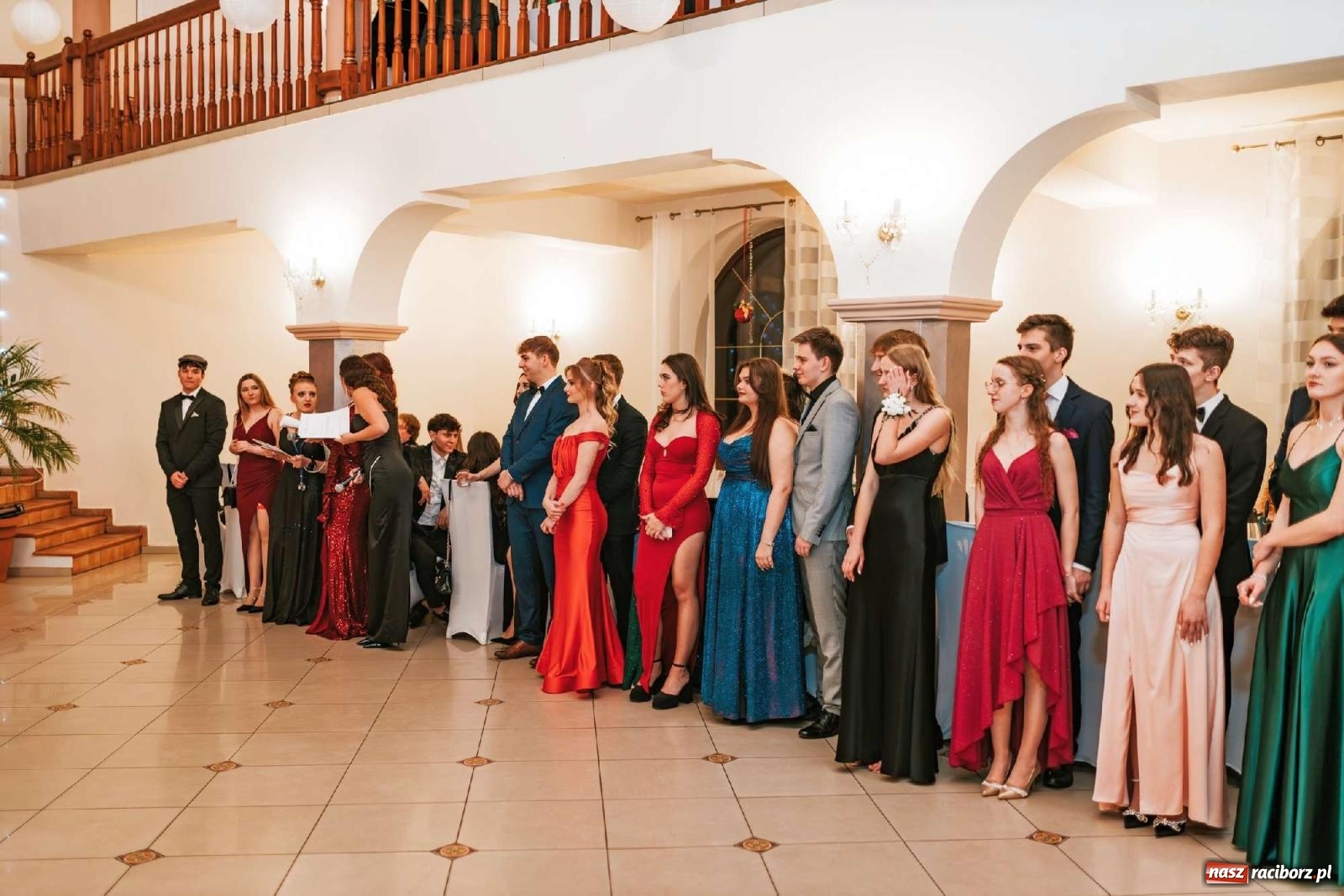 Zdjęcie w galerii na portalu naszraciborz.pl: Bal studniówkowy raciborskiego Mickiewicza na bis! wiadomości z regionu