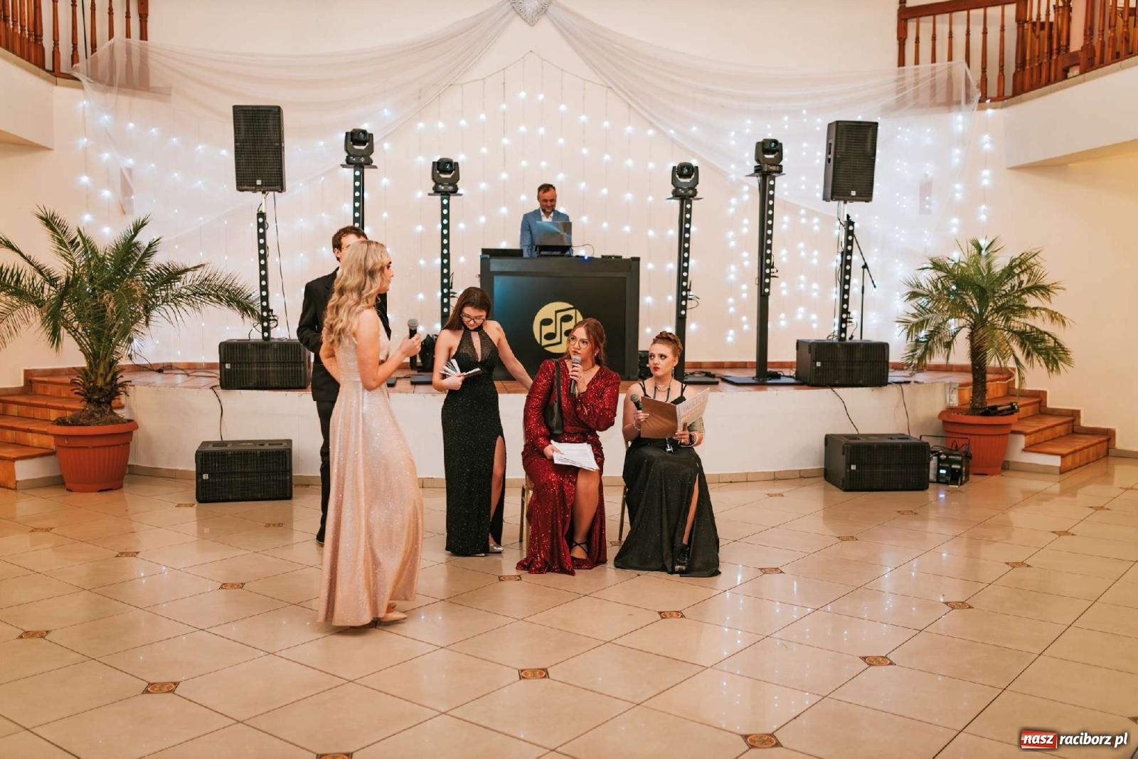 Zdjęcie w galerii na portalu naszraciborz.pl: Bal studniówkowy raciborskiego Mickiewicza na bis! wiadomości z regionu