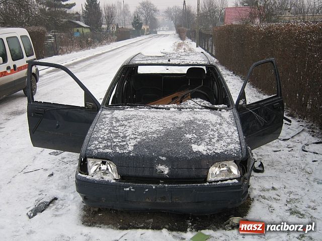 Zdjęcie w galerii na portalu naszraciborz.pl: W rowach zalegają resztki wraków wiadomości z regionu