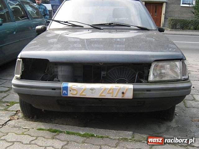 Zdjęcie w galerii na portalu naszraciborz.pl: W rowach zalegają resztki wraków wiadomości z regionu