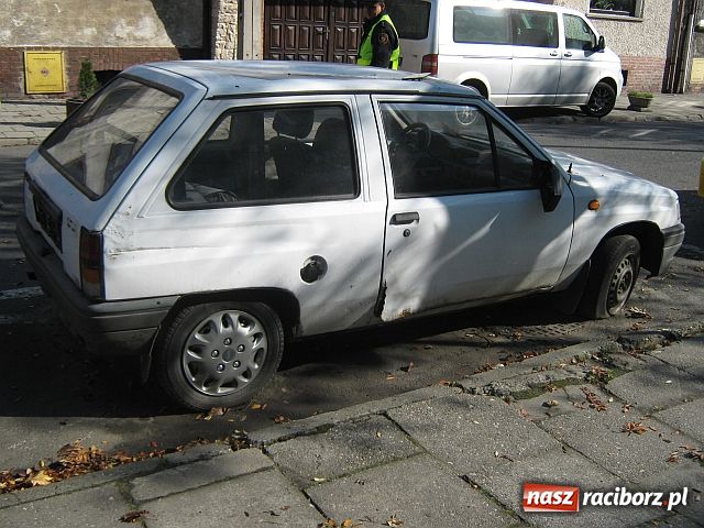 Zdjęcie w galerii na portalu naszraciborz.pl: W rowach zalegają resztki wraków wiadomości z regionu