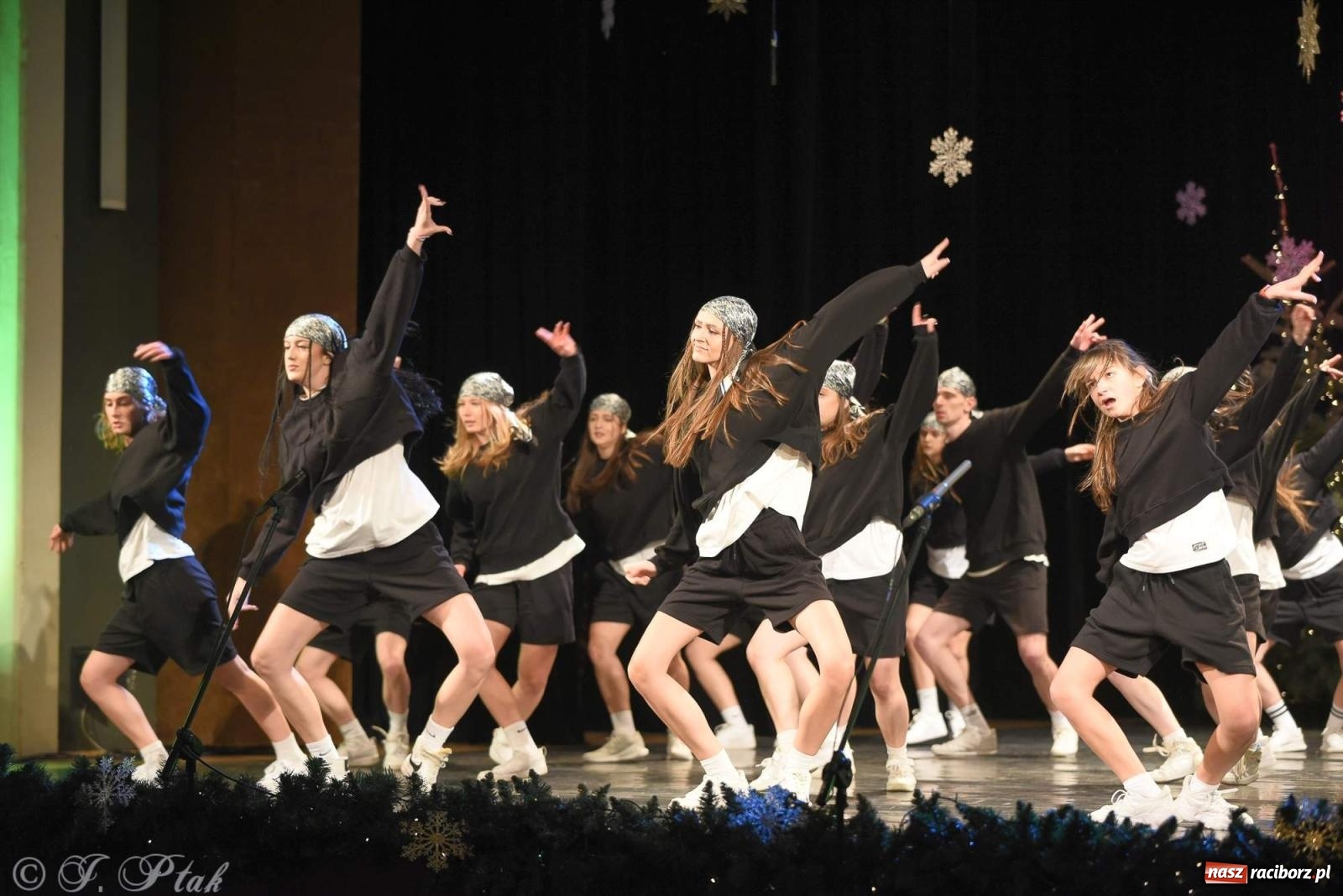Zdjęcie w galerii na portalu naszraciborz.pl: Strzecha i Skaza na wspólnym koncercie w RCK wiadomości z regionu