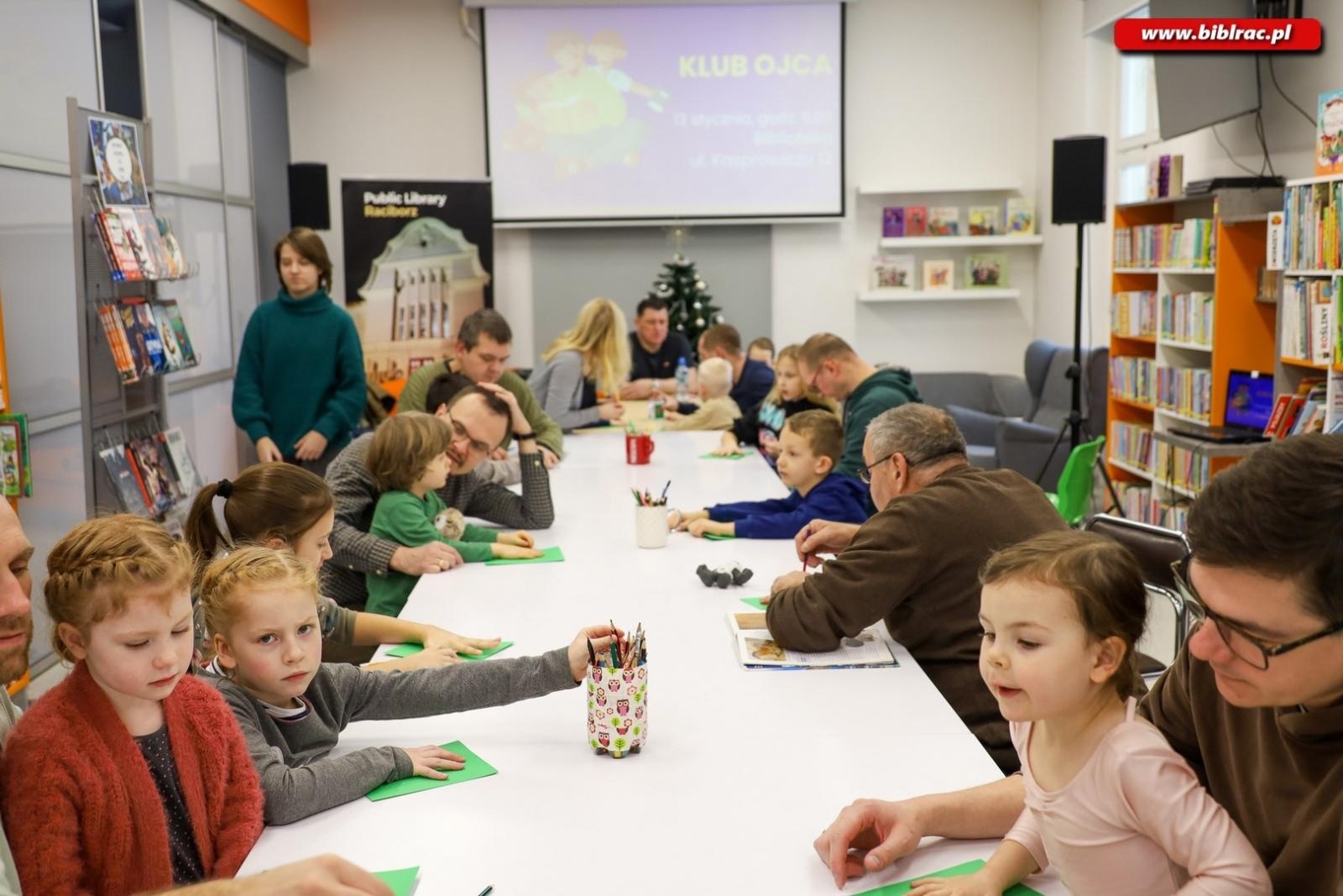 Zdjęcie w galerii na portalu naszraciborz.pl: Laurki dla dziadków. Styczniowy Klub Ojca w książnicy za nami [FOTO] wiadomości z regionu