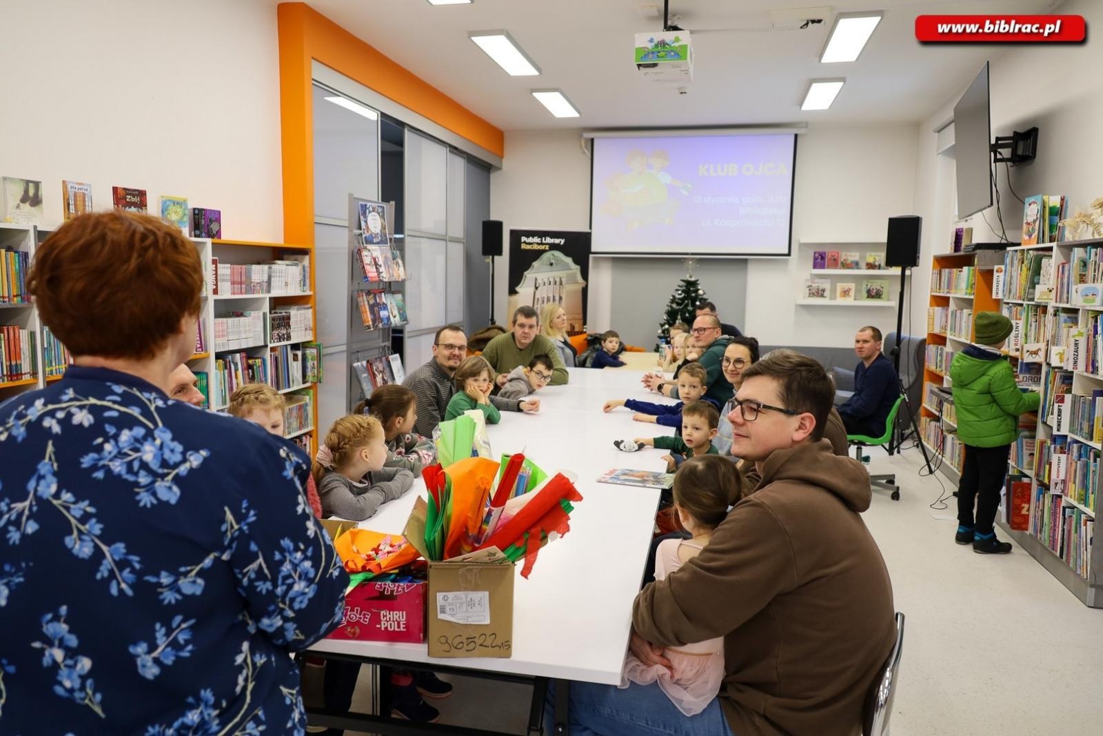 Zdjęcie w galerii na portalu naszraciborz.pl: Laurki dla dziadków. Styczniowy Klub Ojca w książnicy za nami [FOTO] wiadomości z regionu