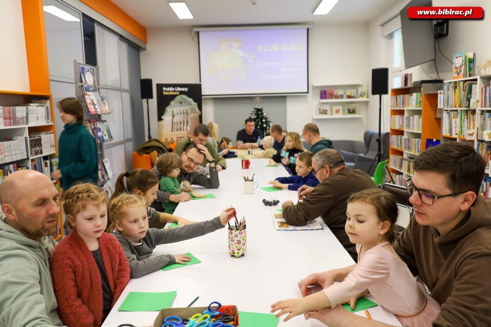 Zdjęcie w galerii na portalu naszraciborz.pl: Laurki dla dziadków. Styczniowy Klub Ojca w książnicy za nami [FOTO] wiadomości z regionu