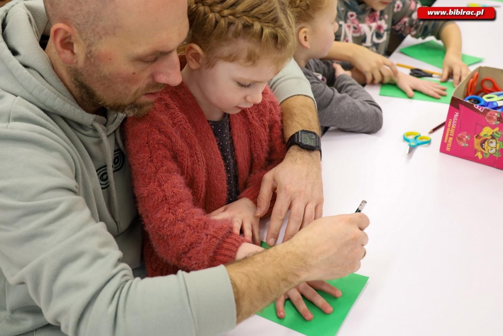Zdjęcie w galerii na portalu naszraciborz.pl: Laurki dla dziadków. Styczniowy Klub Ojca w książnicy za nami [FOTO] wiadomości z regionu