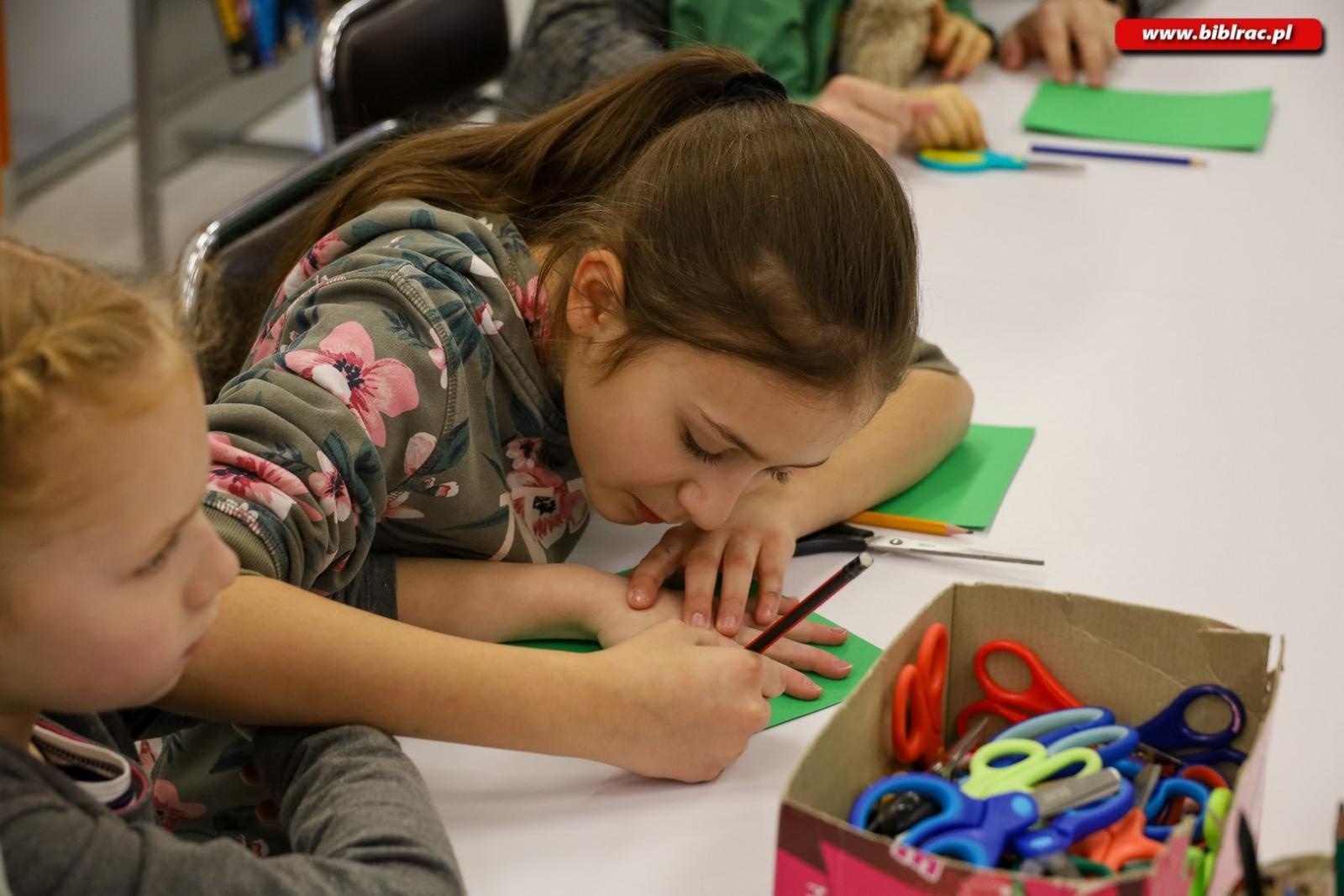 Zdjęcie w galerii na portalu naszraciborz.pl: Laurki dla dziadków. Styczniowy Klub Ojca w książnicy za nami [FOTO] wiadomości z regionu