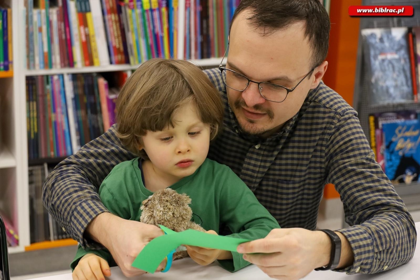 Zdjęcie w galerii na portalu naszraciborz.pl: Laurki dla dziadków. Styczniowy Klub Ojca w książnicy za nami [FOTO] wiadomości z regionu