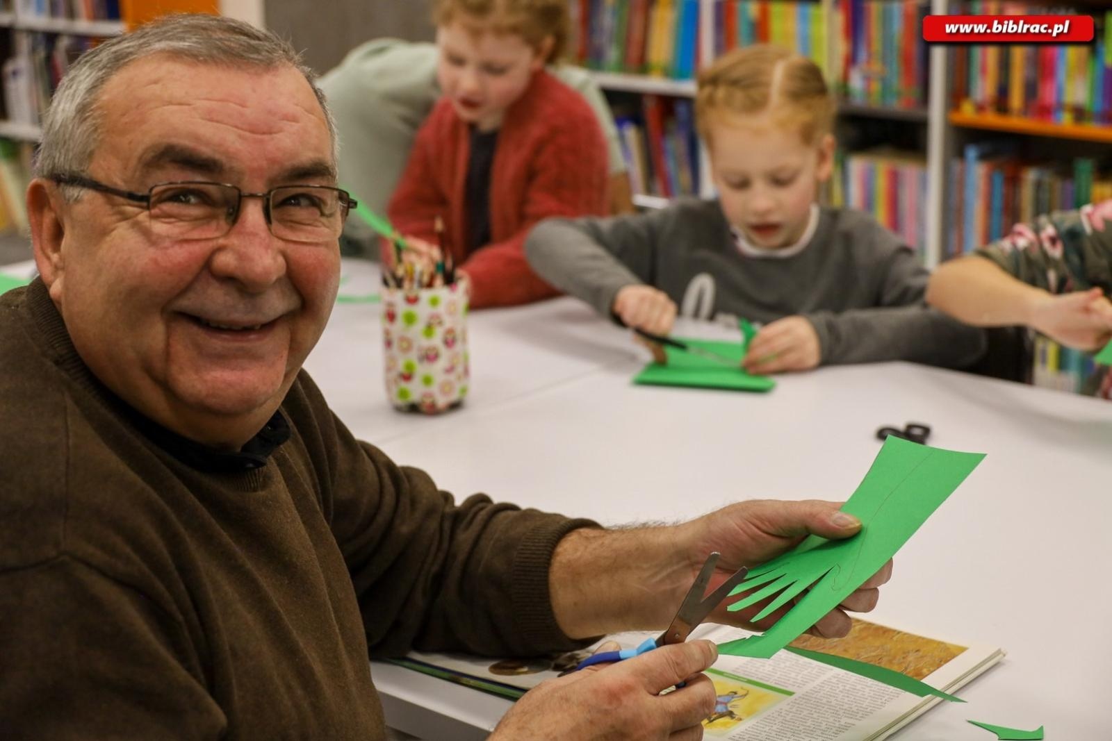 Zdjęcie w galerii na portalu naszraciborz.pl: Laurki dla dziadków. Styczniowy Klub Ojca w książnicy za nami [FOTO] wiadomości z regionu