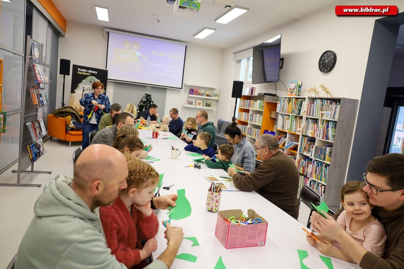 Zdjęcie w galerii na portalu naszraciborz.pl: Laurki dla dziadków. Styczniowy Klub Ojca w książnicy za nami [FOTO] wiadomości z regionu