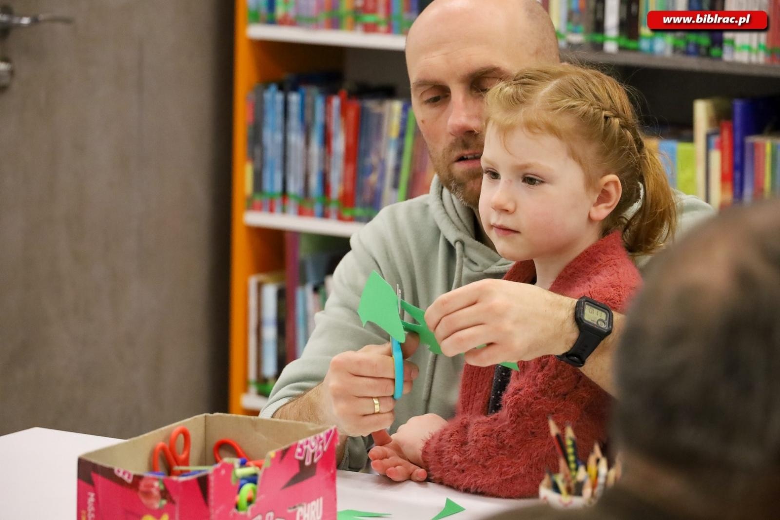 Zdjęcie w galerii na portalu naszraciborz.pl: Laurki dla dziadków. Styczniowy Klub Ojca w książnicy za nami [FOTO] wiadomości z regionu