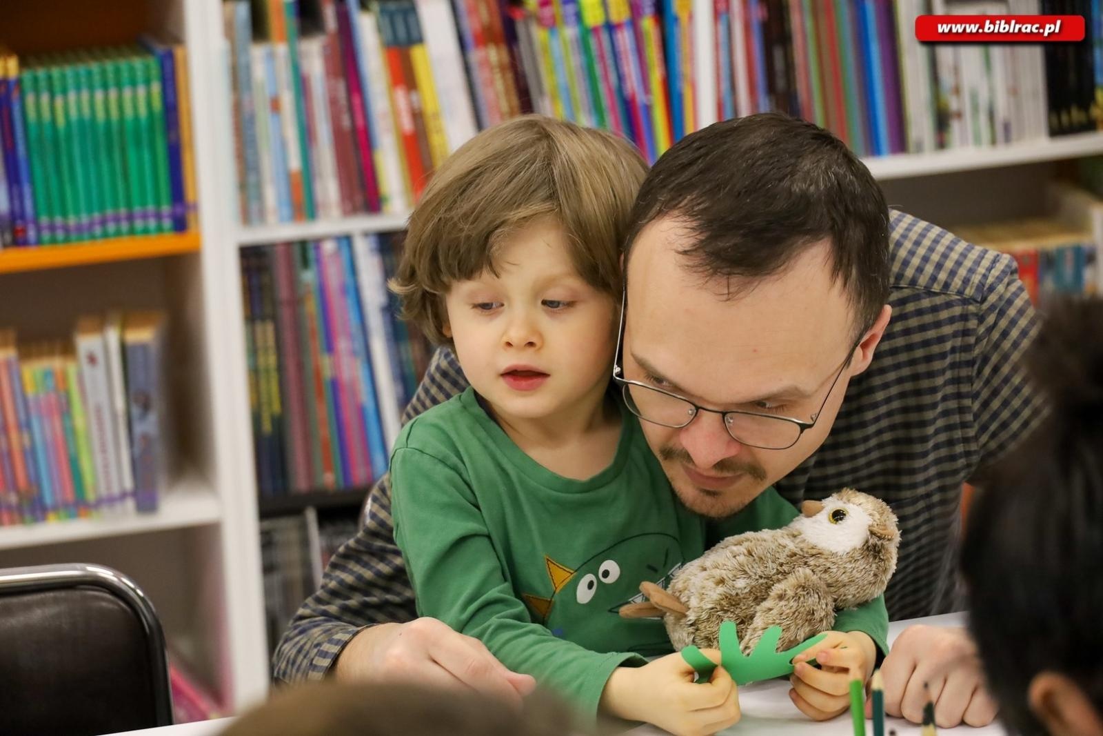 Zdjęcie w galerii na portalu naszraciborz.pl: Laurki dla dziadków. Styczniowy Klub Ojca w książnicy za nami [FOTO] wiadomości z regionu