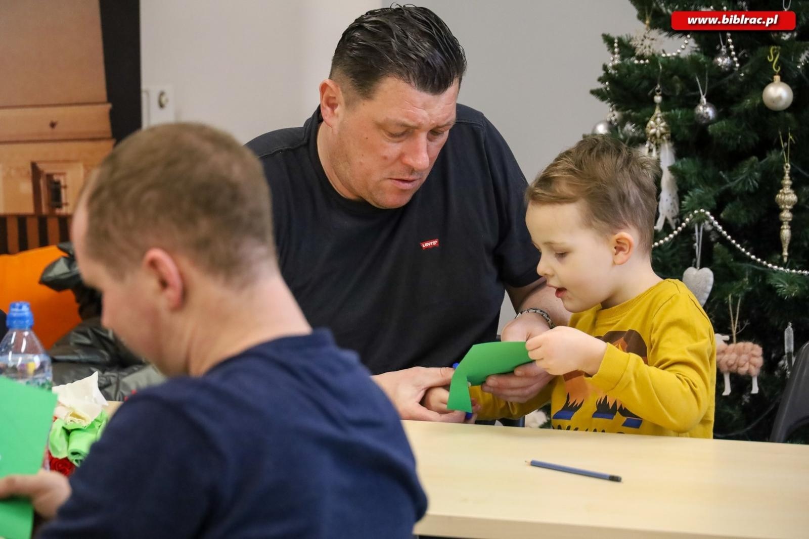Zdjęcie w galerii na portalu naszraciborz.pl: Laurki dla dziadków. Styczniowy Klub Ojca w książnicy za nami [FOTO] wiadomości z regionu