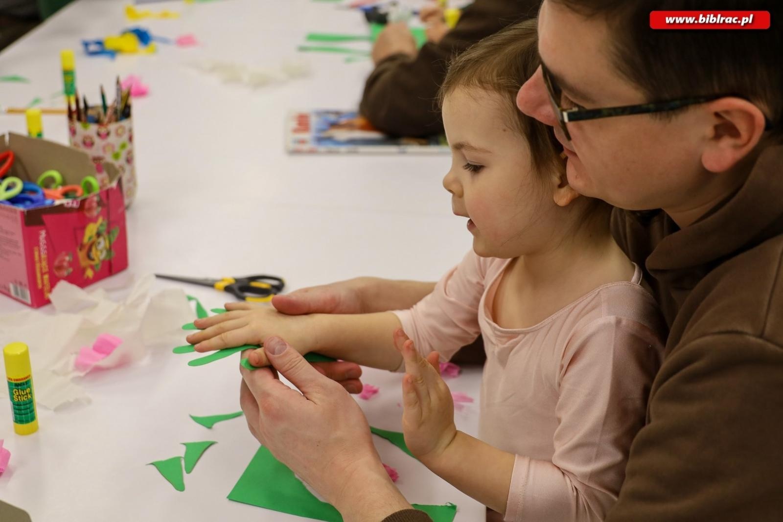 Zdjęcie w galerii na portalu naszraciborz.pl: Laurki dla dziadków. Styczniowy Klub Ojca w książnicy za nami [FOTO] wiadomości z regionu