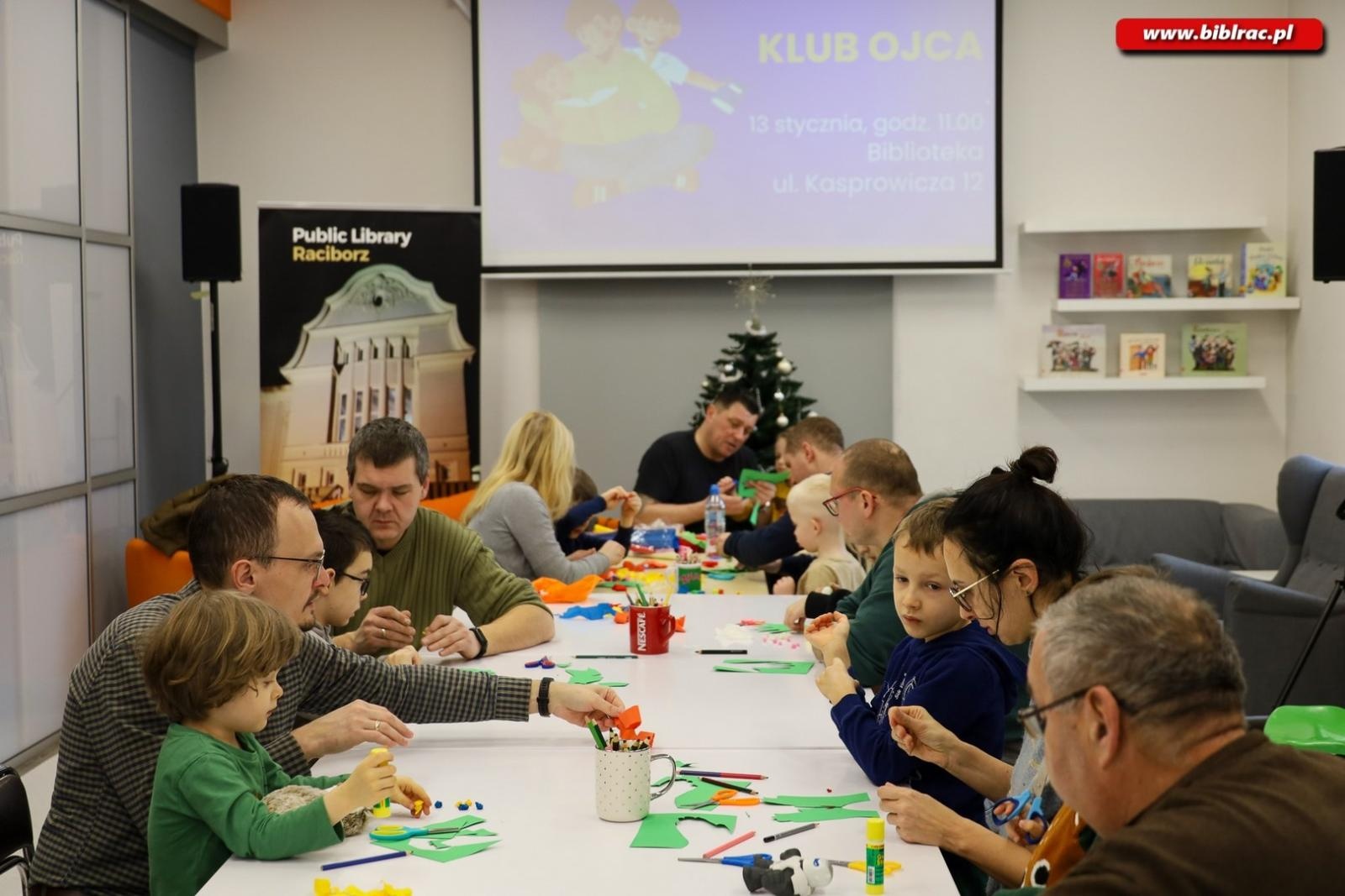 Zdjęcie w galerii na portalu naszraciborz.pl: Laurki dla dziadków. Styczniowy Klub Ojca w książnicy za nami [FOTO] wiadomości z regionu