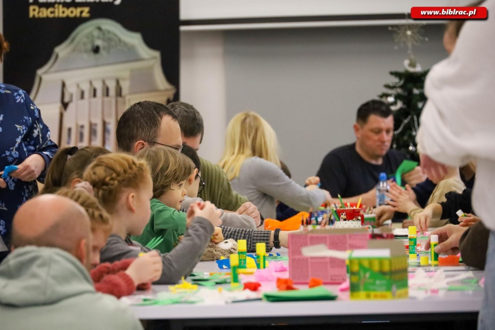 Zdjęcie w galerii na portalu naszraciborz.pl: Laurki dla dziadków. Styczniowy Klub Ojca w książnicy za nami [FOTO] wiadomości z regionu