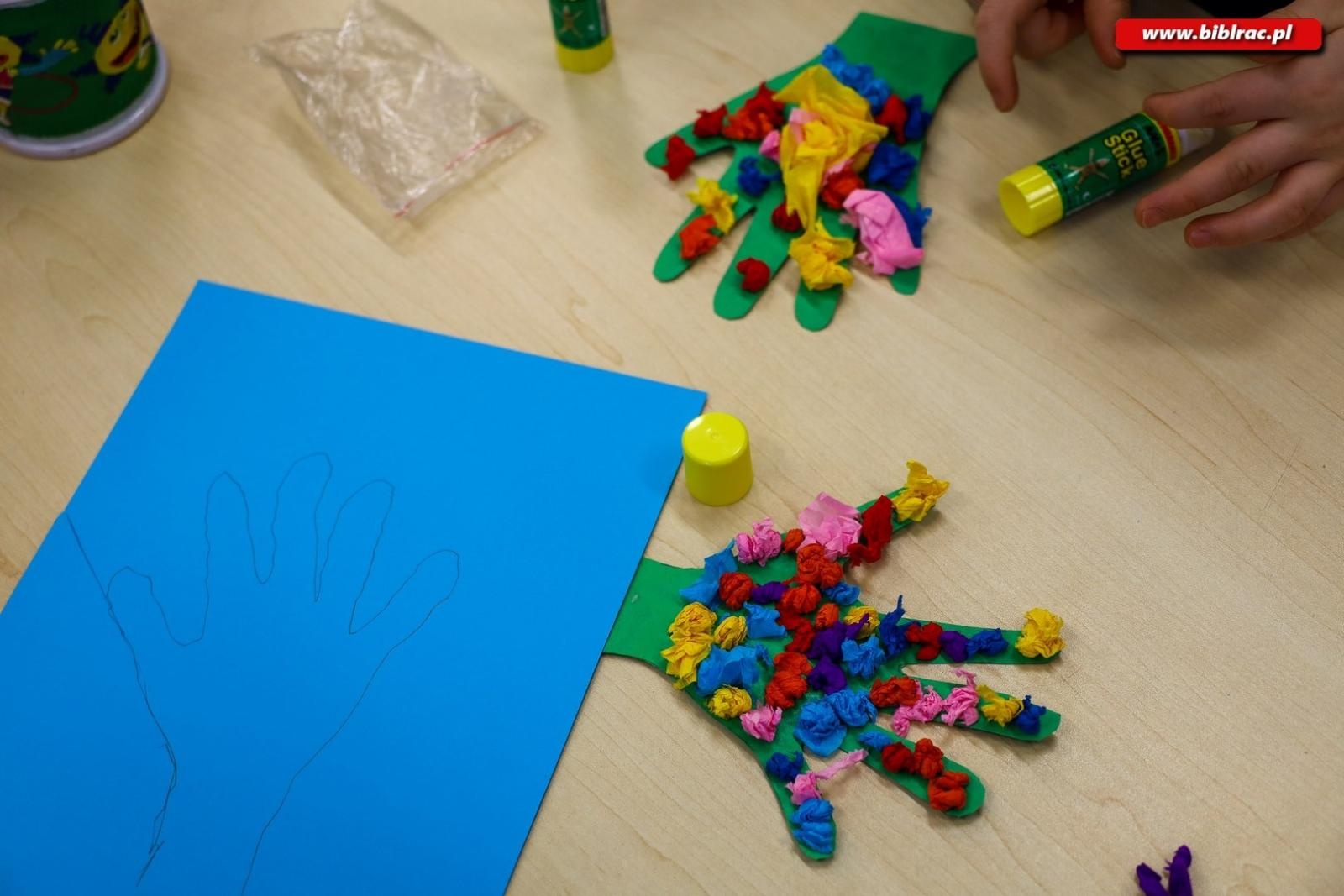 Zdjęcie w galerii na portalu naszraciborz.pl: Laurki dla dziadków. Styczniowy Klub Ojca w książnicy za nami [FOTO] wiadomości z regionu