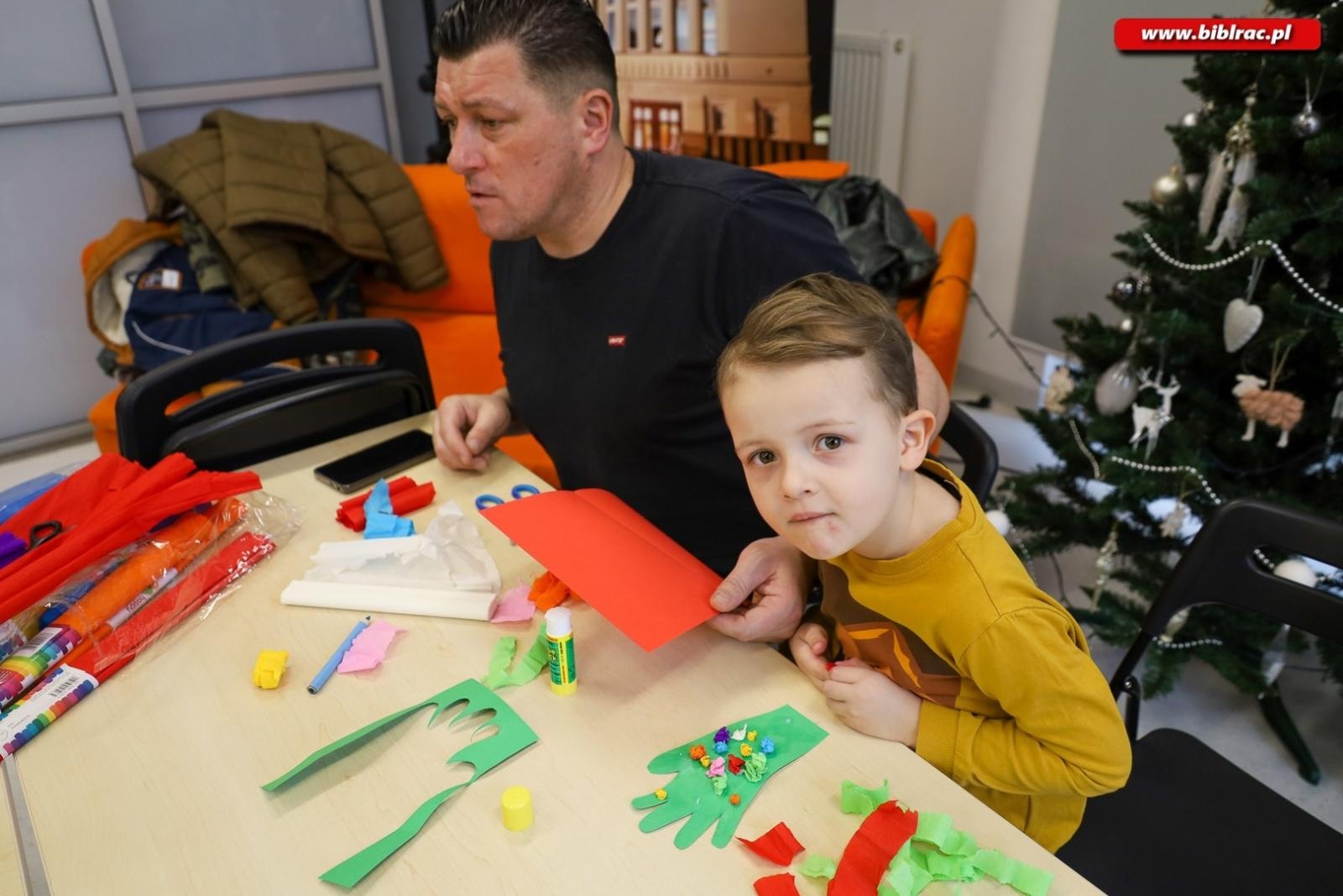 Zdjęcie w galerii na portalu naszraciborz.pl: Laurki dla dziadków. Styczniowy Klub Ojca w książnicy za nami [FOTO] wiadomości z regionu