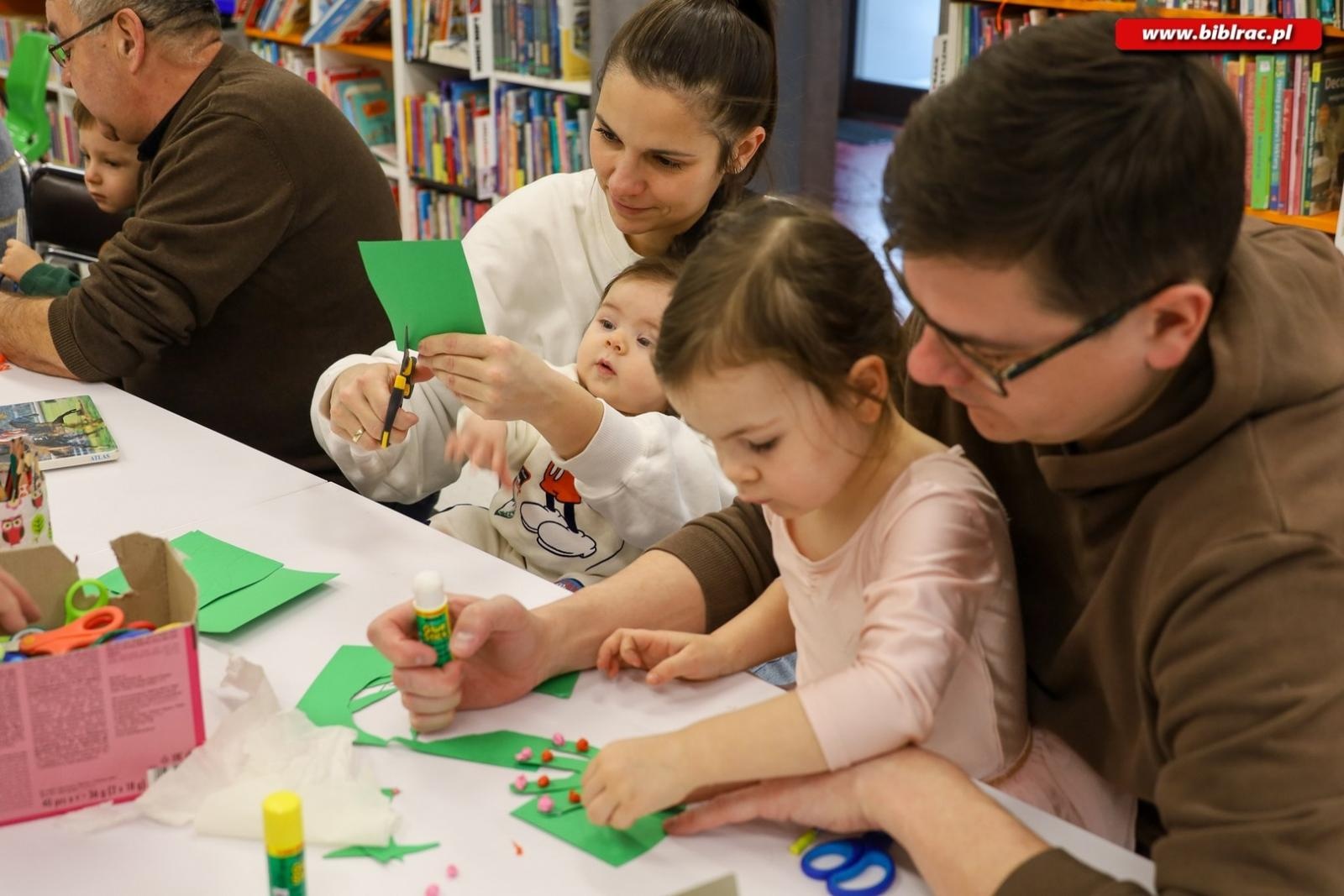 Zdjęcie w galerii na portalu naszraciborz.pl: Laurki dla dziadków. Styczniowy Klub Ojca w książnicy za nami [FOTO] wiadomości z regionu