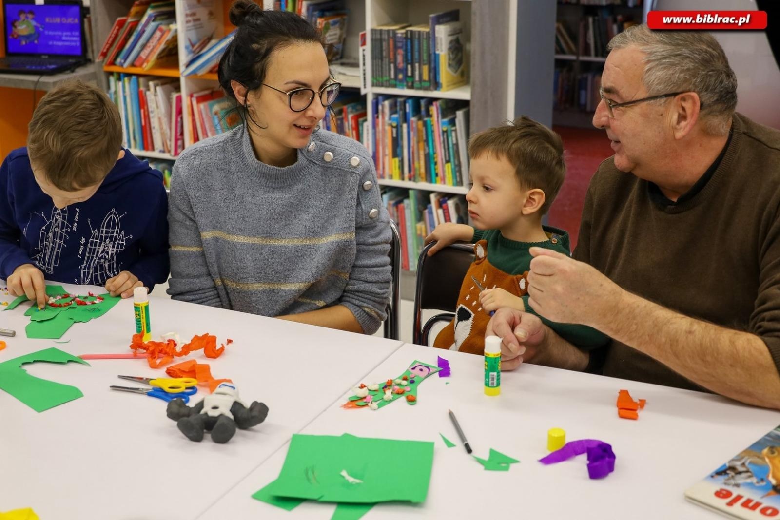 Zdjęcie w galerii na portalu naszraciborz.pl: Laurki dla dziadków. Styczniowy Klub Ojca w książnicy za nami [FOTO] wiadomości z regionu