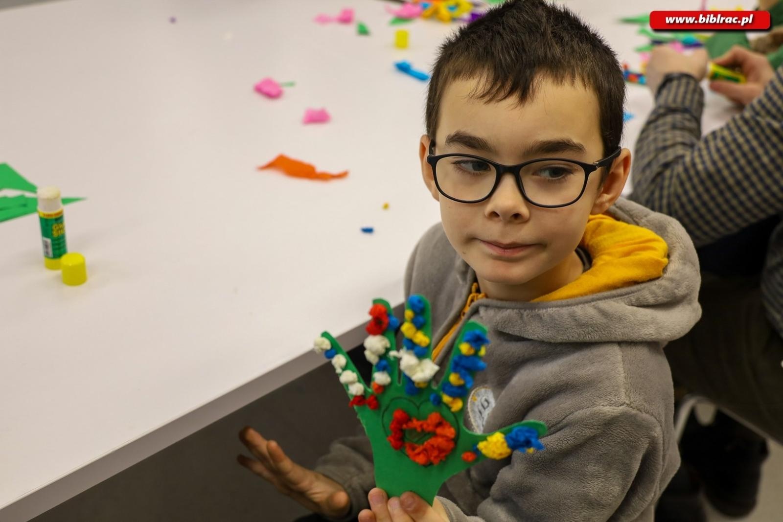 Zdjęcie w galerii na portalu naszraciborz.pl: Laurki dla dziadków. Styczniowy Klub Ojca w książnicy za nami [FOTO] wiadomości z regionu