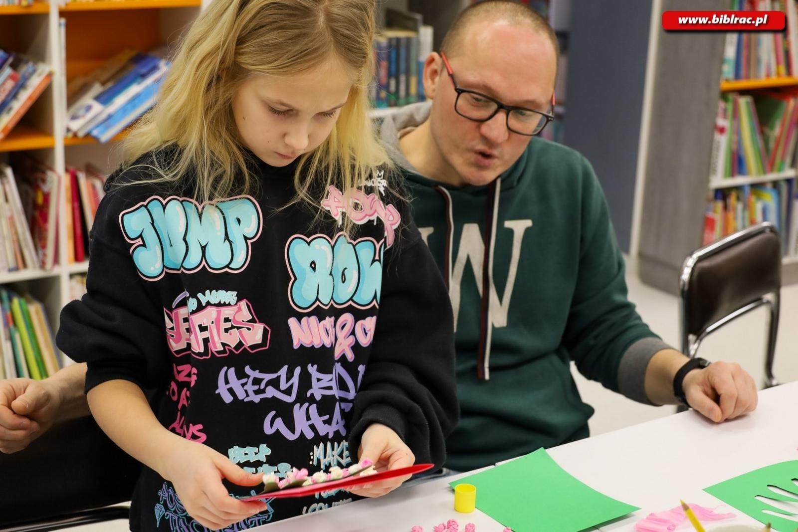 Zdjęcie w galerii na portalu naszraciborz.pl: Laurki dla dziadków. Styczniowy Klub Ojca w książnicy za nami [FOTO] wiadomości z regionu