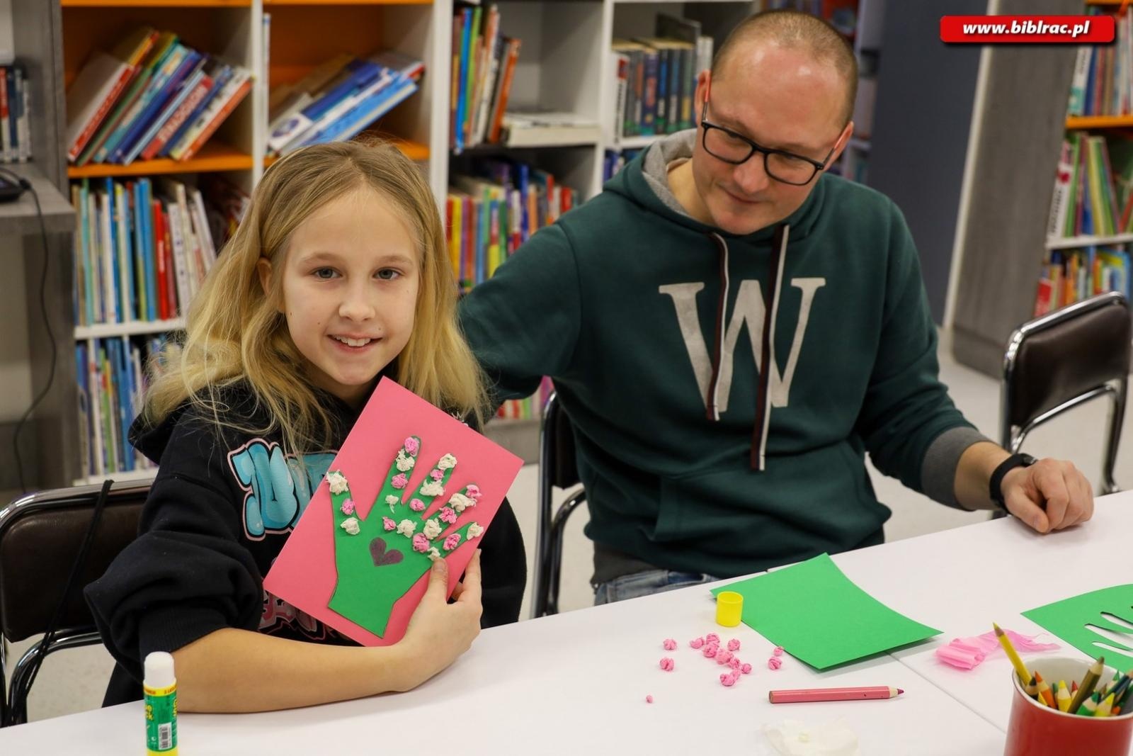 Zdjęcie w galerii na portalu naszraciborz.pl: Laurki dla dziadków. Styczniowy Klub Ojca w książnicy za nami [FOTO] wiadomości z regionu