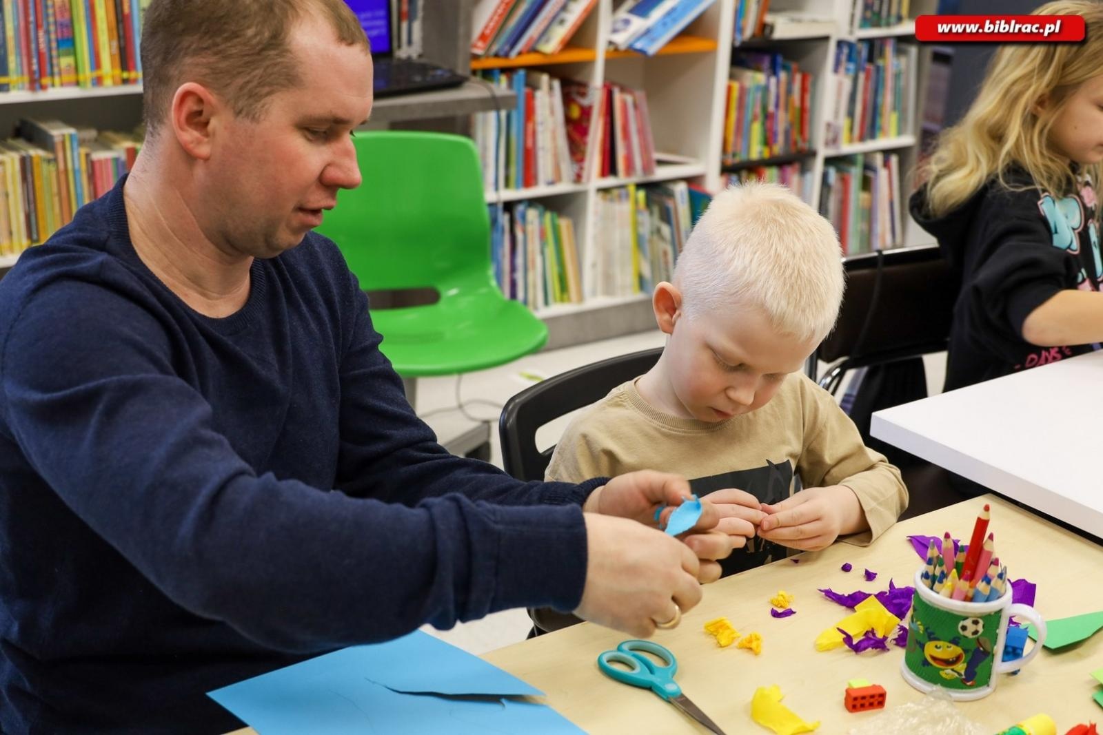 Zdjęcie w galerii na portalu naszraciborz.pl: Laurki dla dziadków. Styczniowy Klub Ojca w książnicy za nami [FOTO] wiadomości z regionu