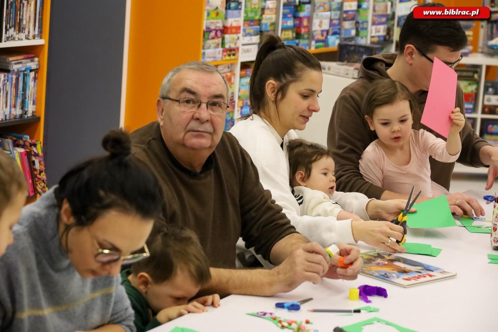 Zdjęcie w galerii na portalu naszraciborz.pl: Laurki dla dziadków. Styczniowy Klub Ojca w książnicy za nami [FOTO] wiadomości z regionu