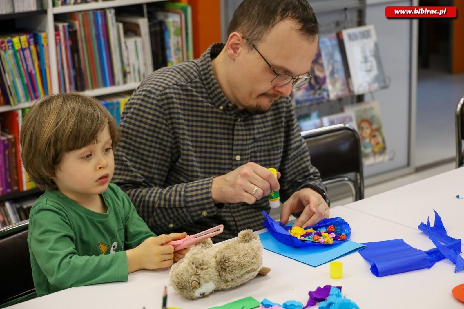 Zdjęcie w galerii na portalu naszraciborz.pl: Laurki dla dziadków. Styczniowy Klub Ojca w książnicy za nami [FOTO] wiadomości z regionu