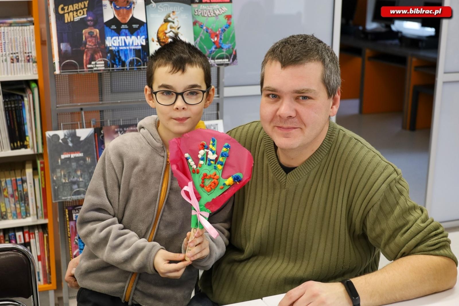 Zdjęcie w galerii na portalu naszraciborz.pl: Laurki dla dziadków. Styczniowy Klub Ojca w książnicy za nami [FOTO] wiadomości z regionu