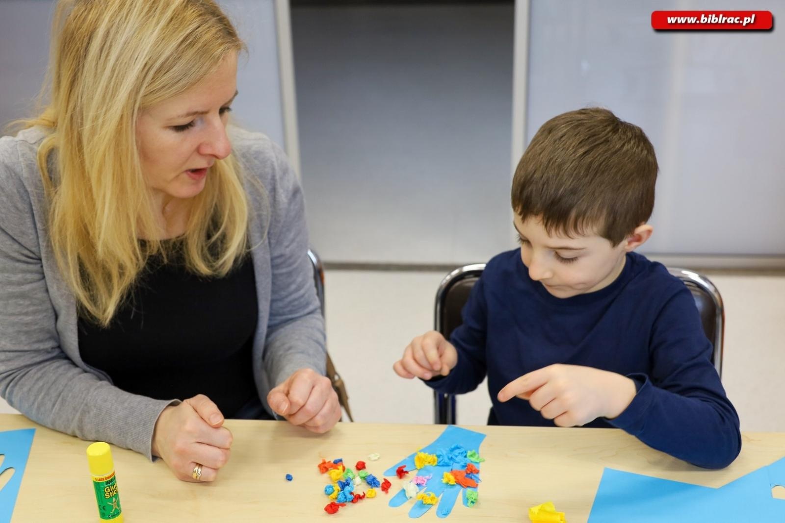 Zdjęcie w galerii na portalu naszraciborz.pl: Laurki dla dziadków. Styczniowy Klub Ojca w książnicy za nami [FOTO] wiadomości z regionu