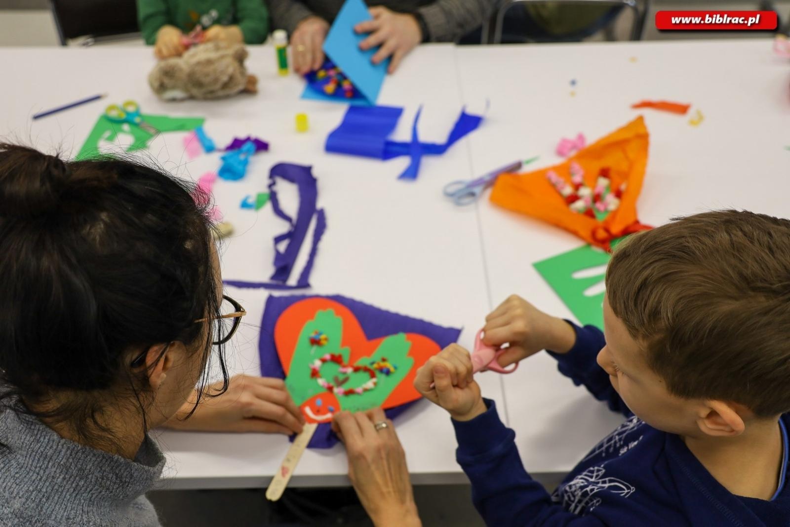 Zdjęcie w galerii na portalu naszraciborz.pl: Laurki dla dziadków. Styczniowy Klub Ojca w książnicy za nami [FOTO] wiadomości z regionu