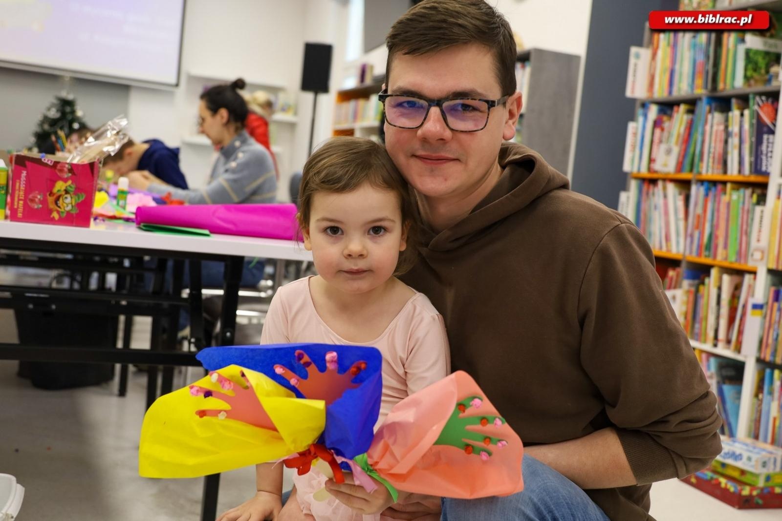 Zdjęcie w galerii na portalu naszraciborz.pl: Laurki dla dziadków. Styczniowy Klub Ojca w książnicy za nami [FOTO] wiadomości z regionu