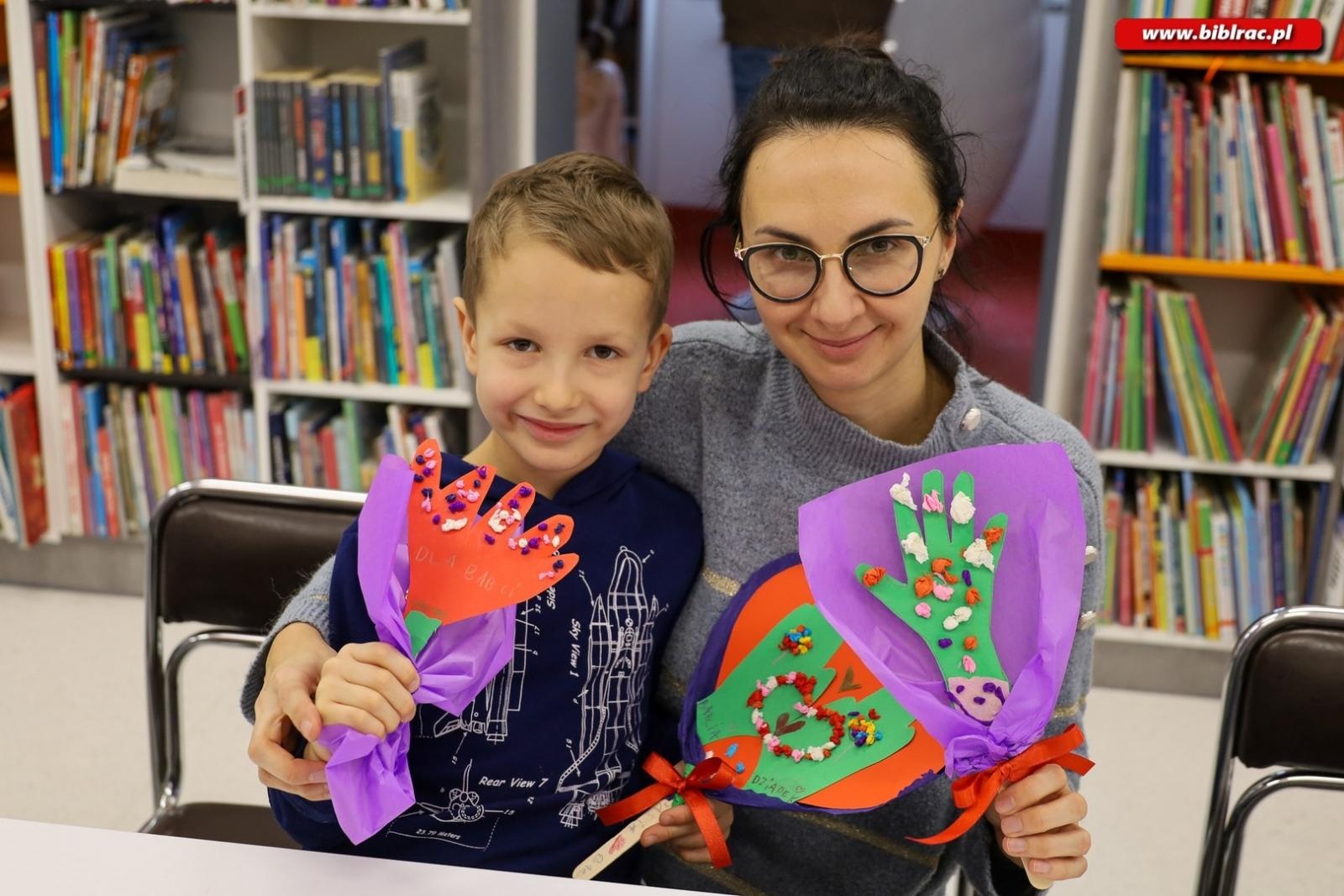 Zdjęcie w galerii na portalu naszraciborz.pl: Laurki dla dziadków. Styczniowy Klub Ojca w książnicy za nami [FOTO] wiadomości z regionu