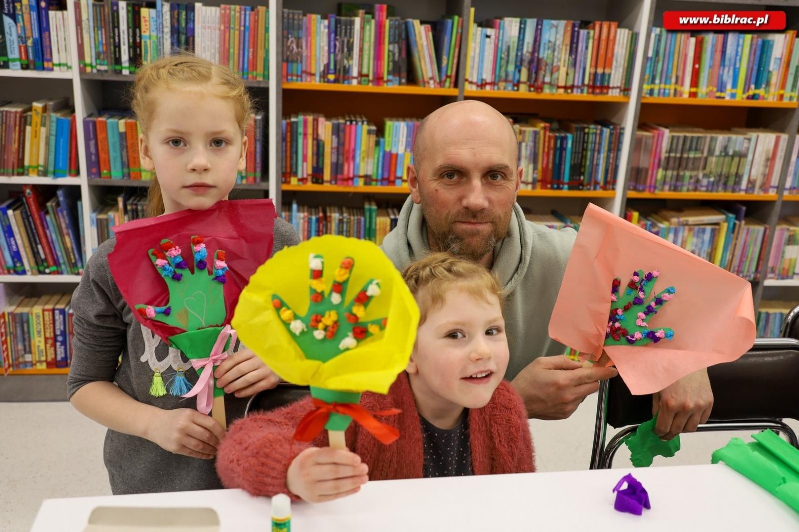 Zdjęcie w galerii na portalu naszraciborz.pl: Laurki dla dziadków. Styczniowy Klub Ojca w książnicy za nami [FOTO] wiadomości z regionu