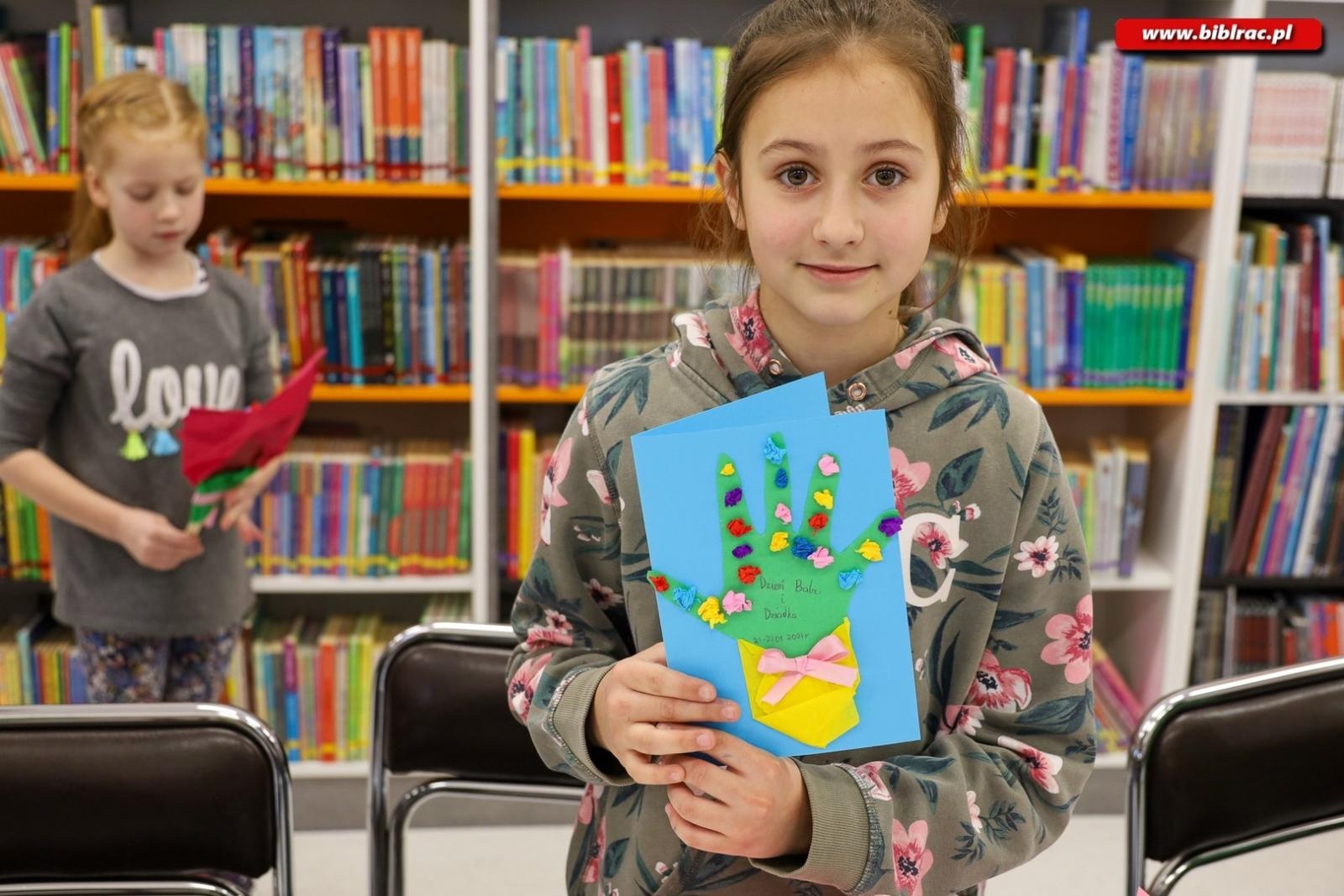 Zdjęcie w galerii na portalu naszraciborz.pl: Laurki dla dziadków. Styczniowy Klub Ojca w książnicy za nami [FOTO] wiadomości z regionu