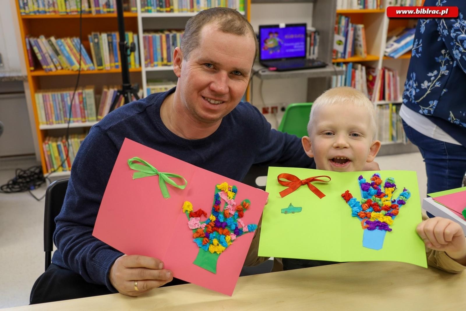 Zdjęcie w galerii na portalu naszraciborz.pl: Laurki dla dziadków. Styczniowy Klub Ojca w książnicy za nami [FOTO] wiadomości z regionu