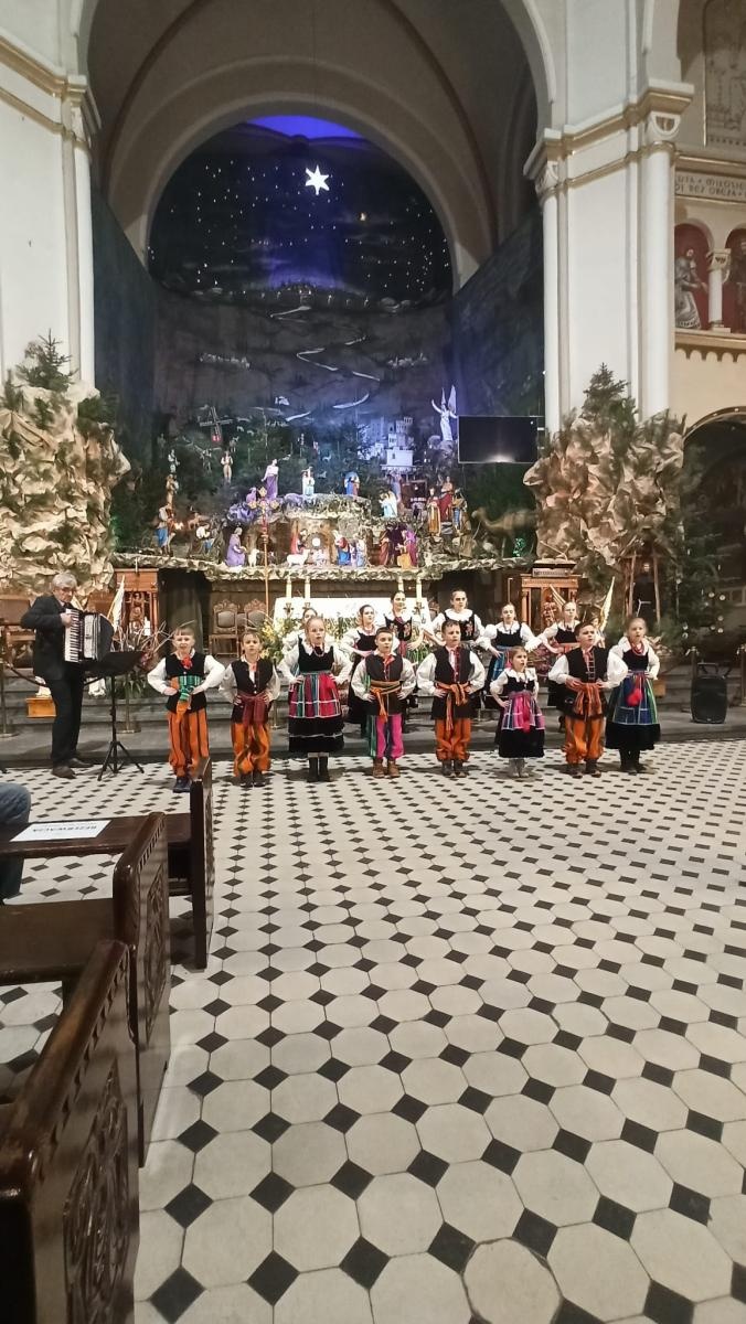 Zdjęcie w galerii na portalu naszraciborz.pl: Mała Strzecha na XXXIII Kolędowaniu Górnośląskim w Bazylice Panewnickiej w Katowicach wiadomości z regionu