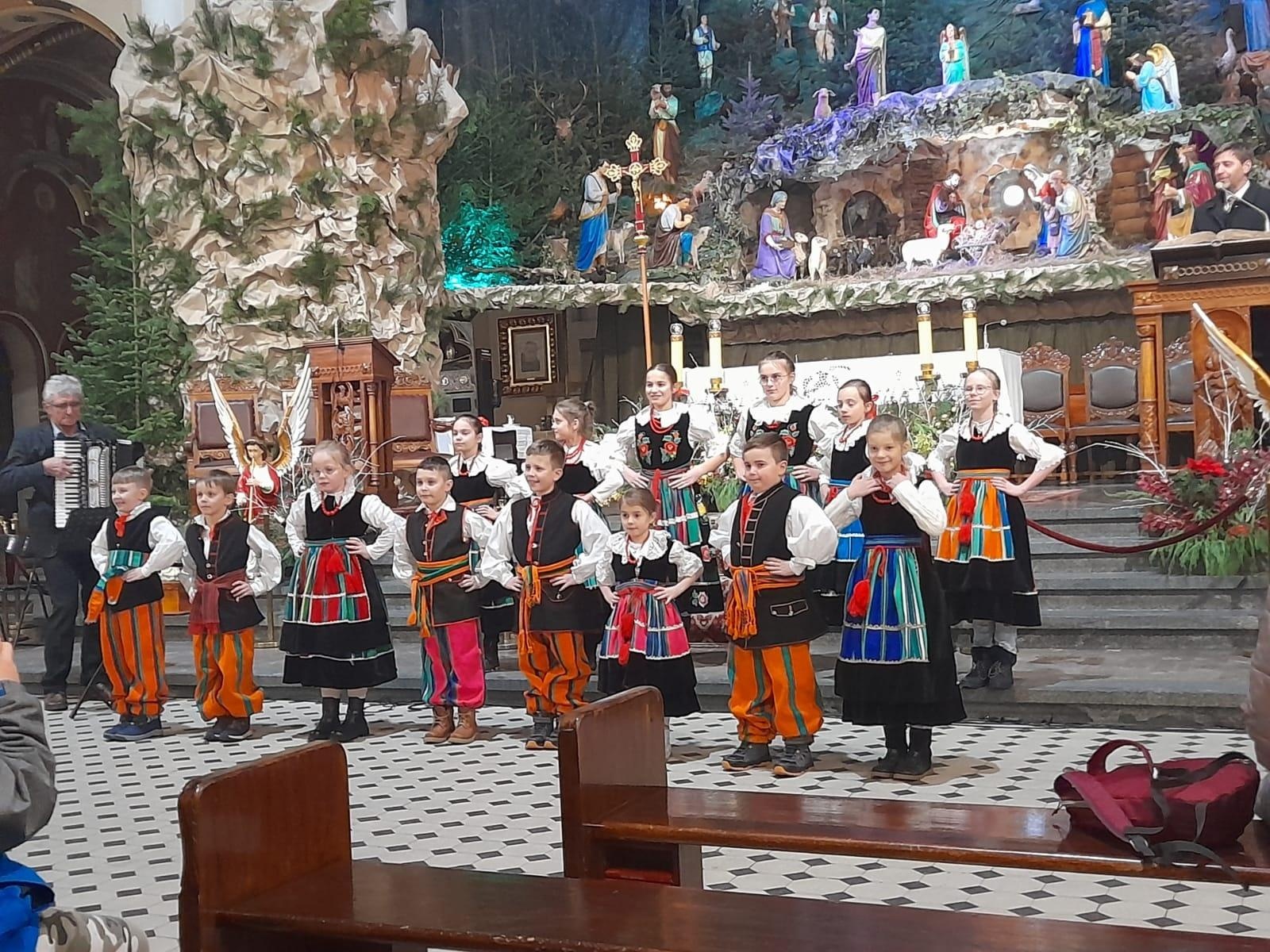 Zdjęcie w galerii na portalu naszraciborz.pl: Mała Strzecha na XXXIII Kolędowaniu Górnośląskim w Bazylice Panewnickiej w Katowicach wiadomości z regionu