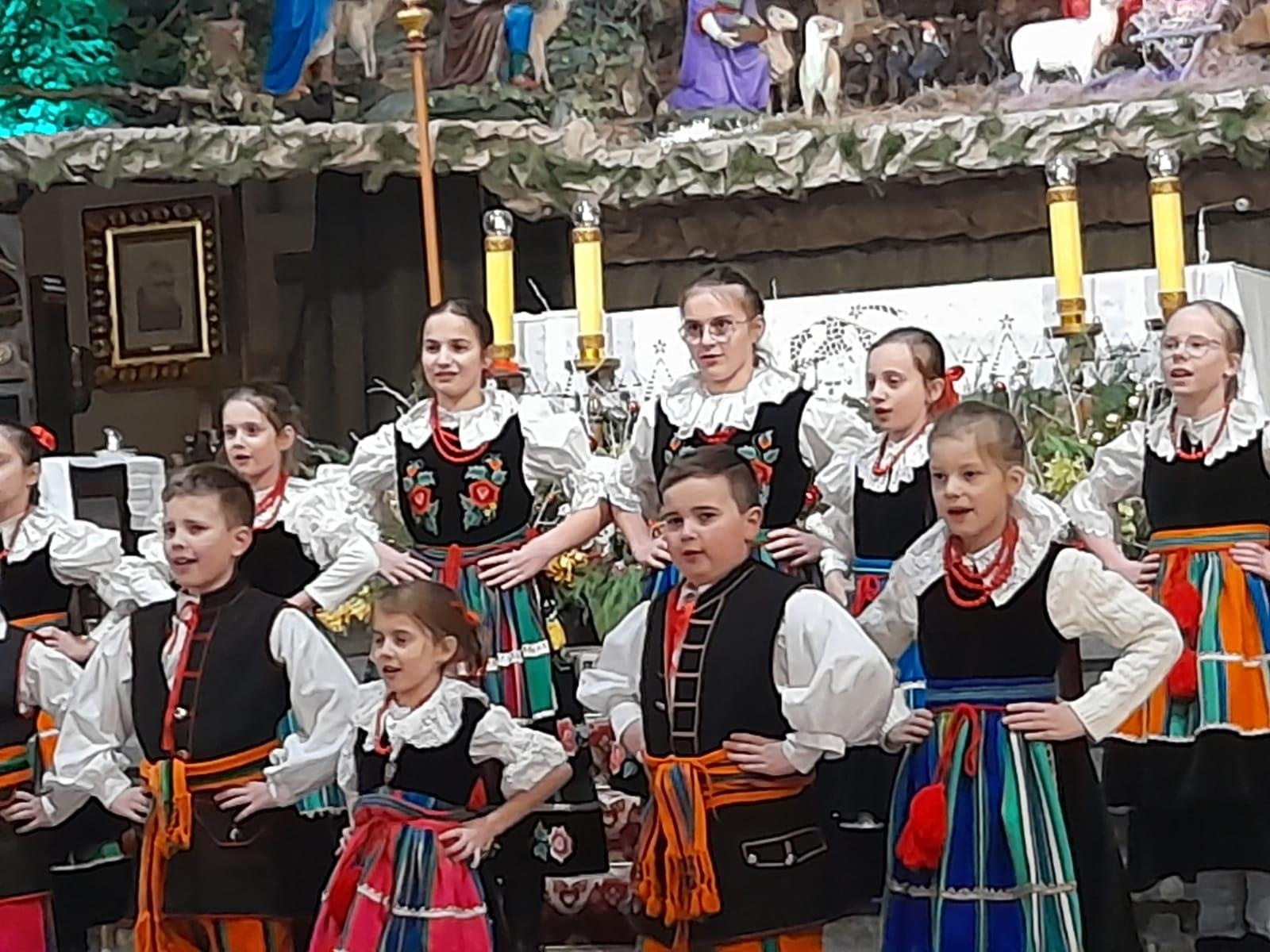 Zdjęcie w galerii na portalu naszraciborz.pl: Mała Strzecha na XXXIII Kolędowaniu Górnośląskim w Bazylice Panewnickiej w Katowicach wiadomości z regionu