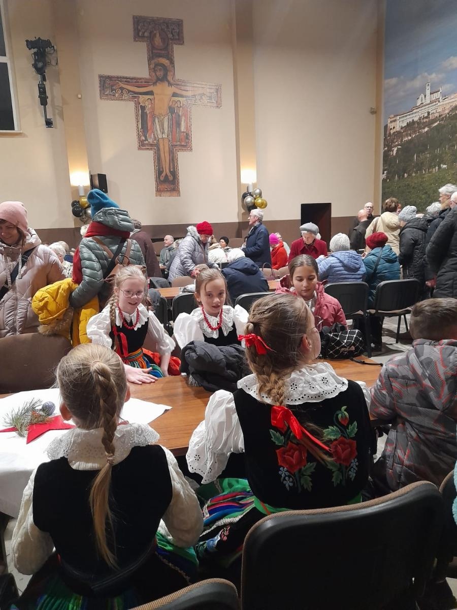 Zdjęcie w galerii na portalu naszraciborz.pl: Mała Strzecha na XXXIII Kolędowaniu Górnośląskim w Bazylice Panewnickiej w Katowicach wiadomości z regionu