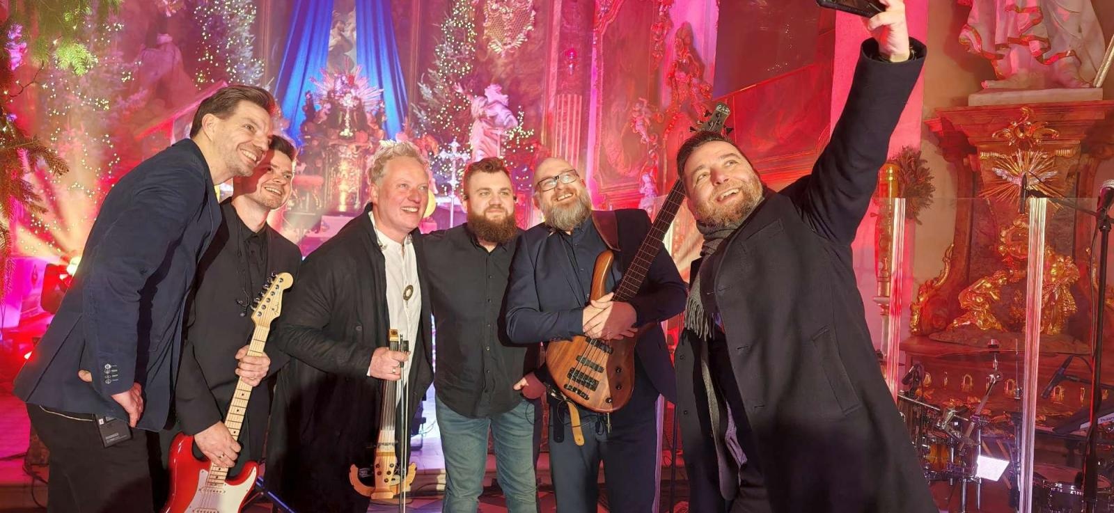 Zdjęcie w galerii na portalu naszraciborz.pl: Zespół Bartnicky pięknie kolędował w Kietrzu! wiadomości z regionu