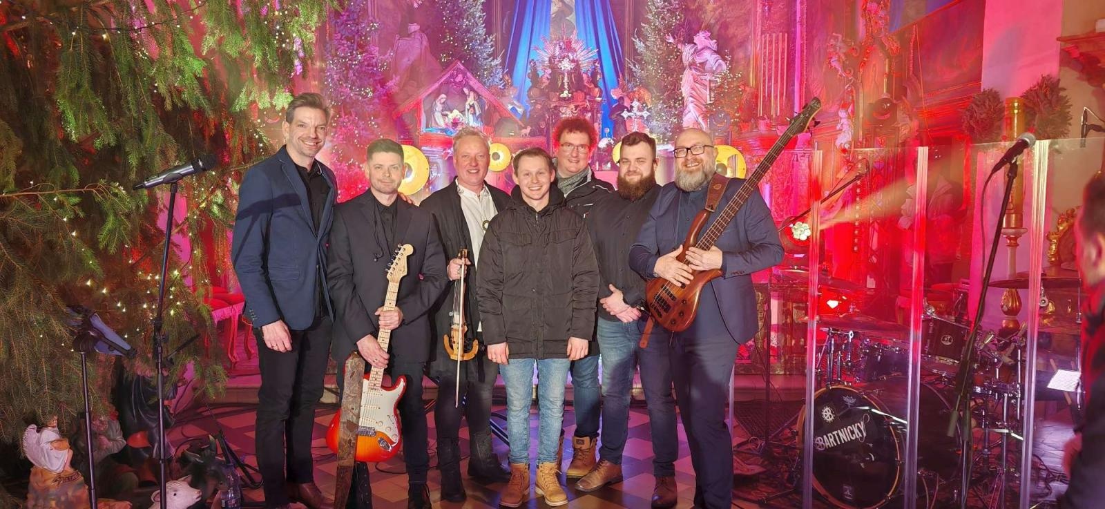 Zdjęcie w galerii na portalu naszraciborz.pl: Zespół Bartnicky pięknie kolędował w Kietrzu! wiadomości z regionu