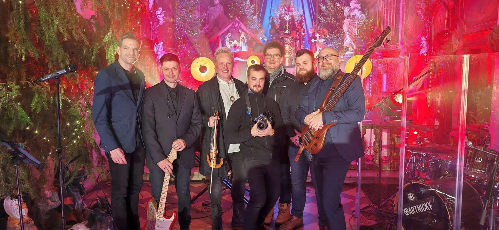 Zdjęcie w galerii na portalu naszraciborz.pl: Zespół Bartnicky pięknie kolędował w Kietrzu! wiadomości z regionu