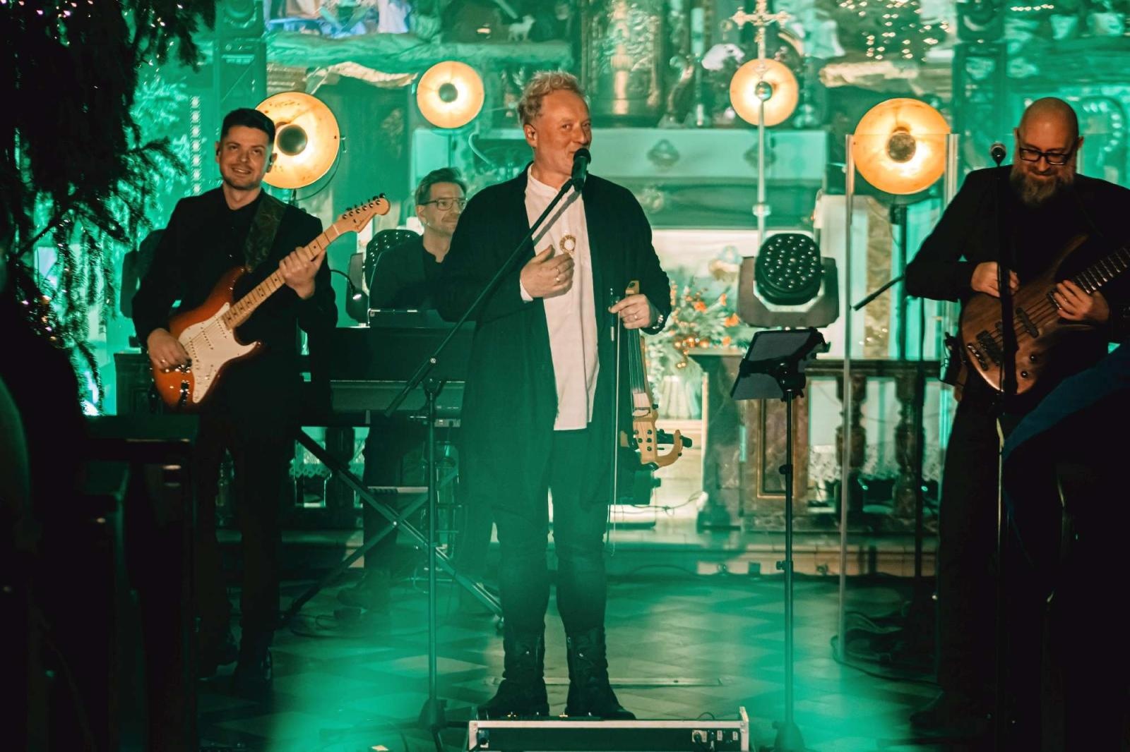 Zdjęcie w galerii na portalu naszraciborz.pl: Zespół Bartnicky pięknie kolędował w Kietrzu! wiadomości z regionu