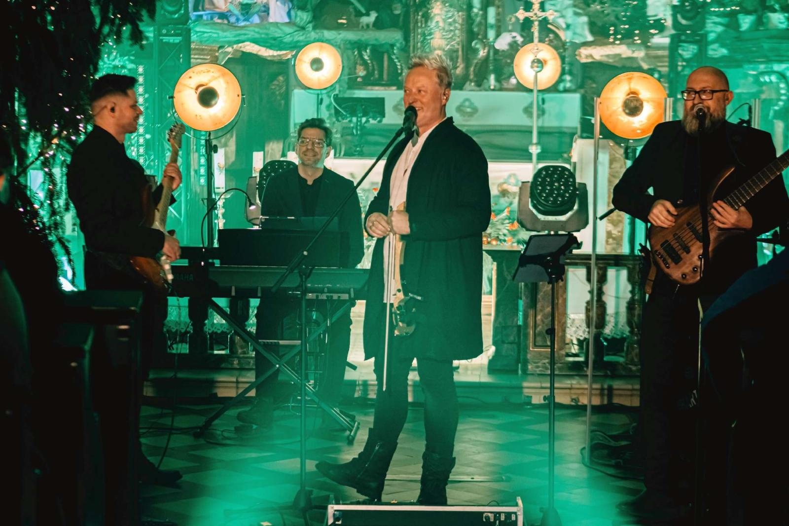 Zdjęcie w galerii na portalu naszraciborz.pl: Zespół Bartnicky pięknie kolędował w Kietrzu! wiadomości z regionu