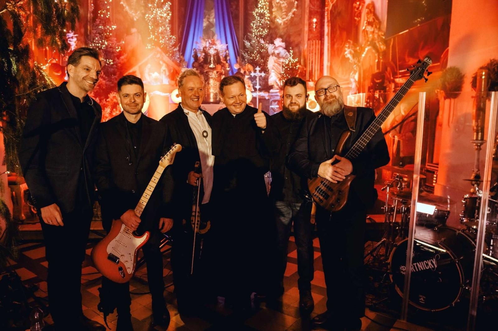 Zdjęcie w galerii na portalu naszraciborz.pl: Zespół Bartnicky pięknie kolędował w Kietrzu! wiadomości z regionu