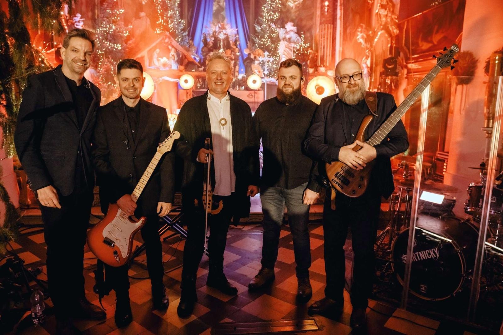 Zdjęcie w galerii na portalu naszraciborz.pl: Zespół Bartnicky pięknie kolędował w Kietrzu! wiadomości z regionu